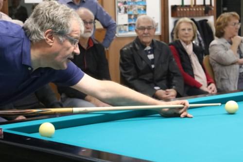 Le champion de France Patrick Dupont au club de billard de Buchelay.