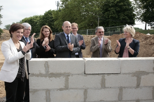 Applaudissements après la pose officielle de la première pierre.