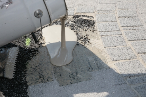 La colle utilisée est sèche en une trentaine de minutes.