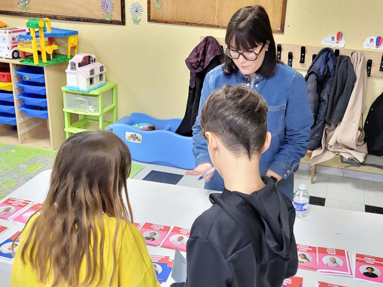 Enfants de dos en train de prendre des bulletins de vote