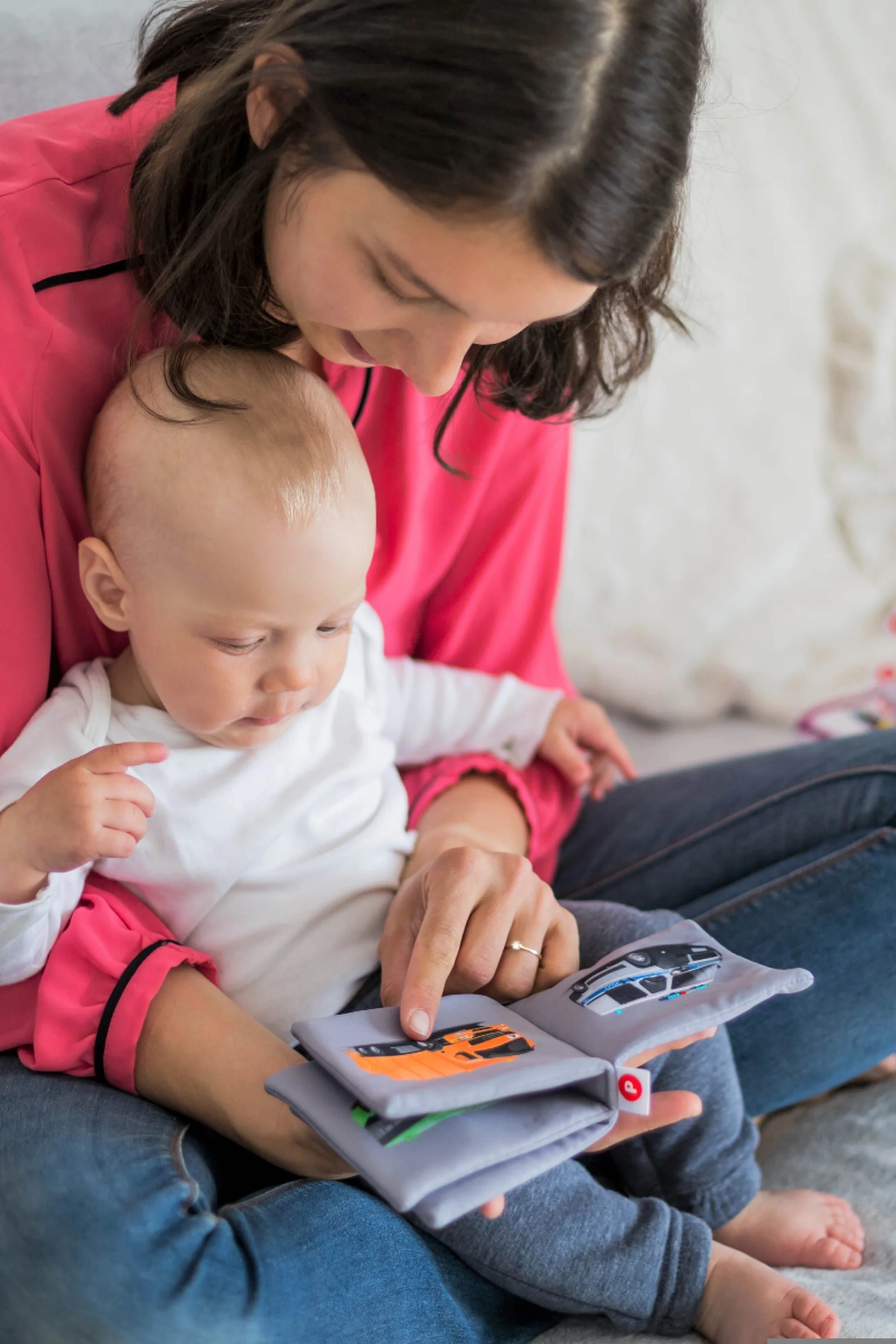Illustration d'un enfant devant un livre