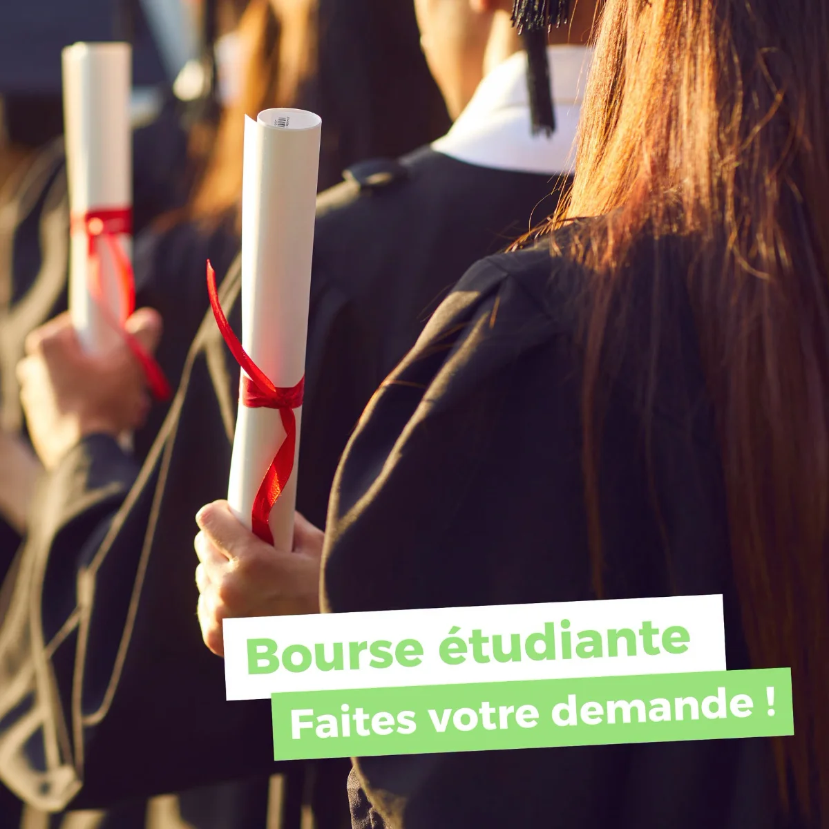 Jeunes étudiants qui ont un diplôme dans les mains habillés en bacheliers