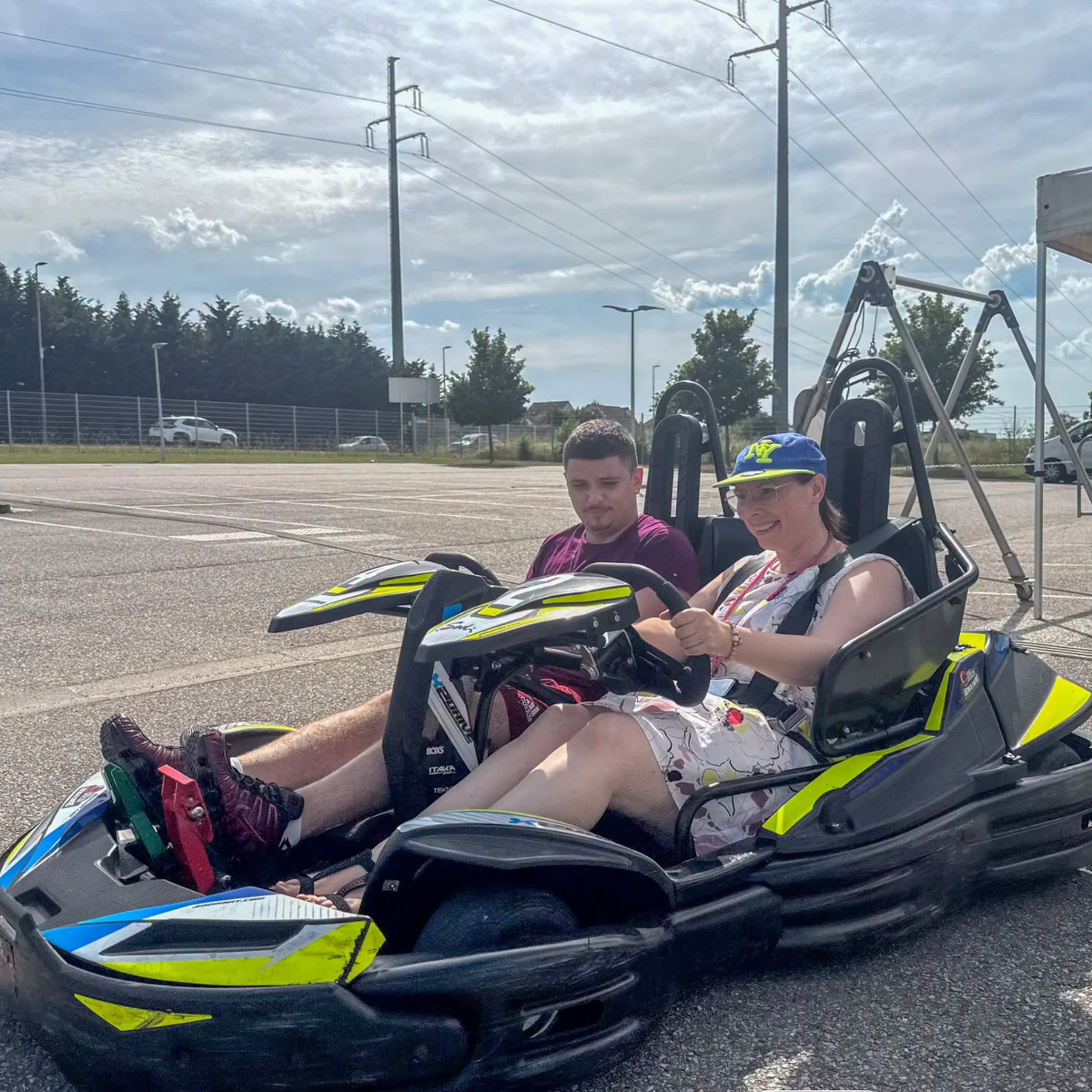 Kart adapté noir et vert avec deux personnes à l'occasion du Festival de la Main au Chapeau