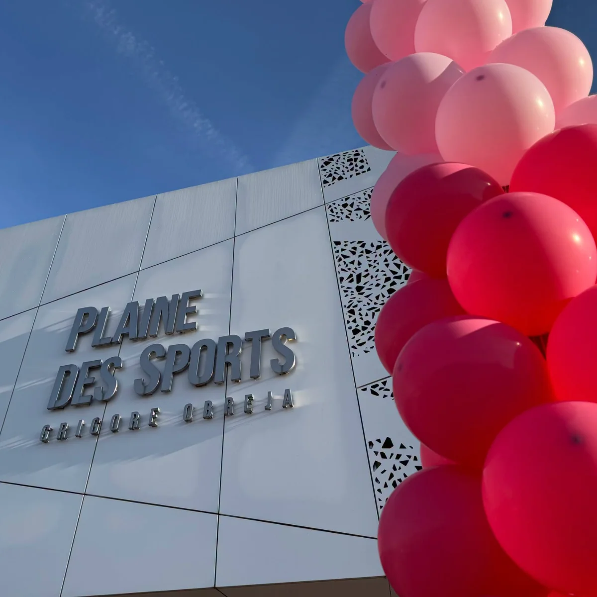 La plaine des sports entourée de ballons roses