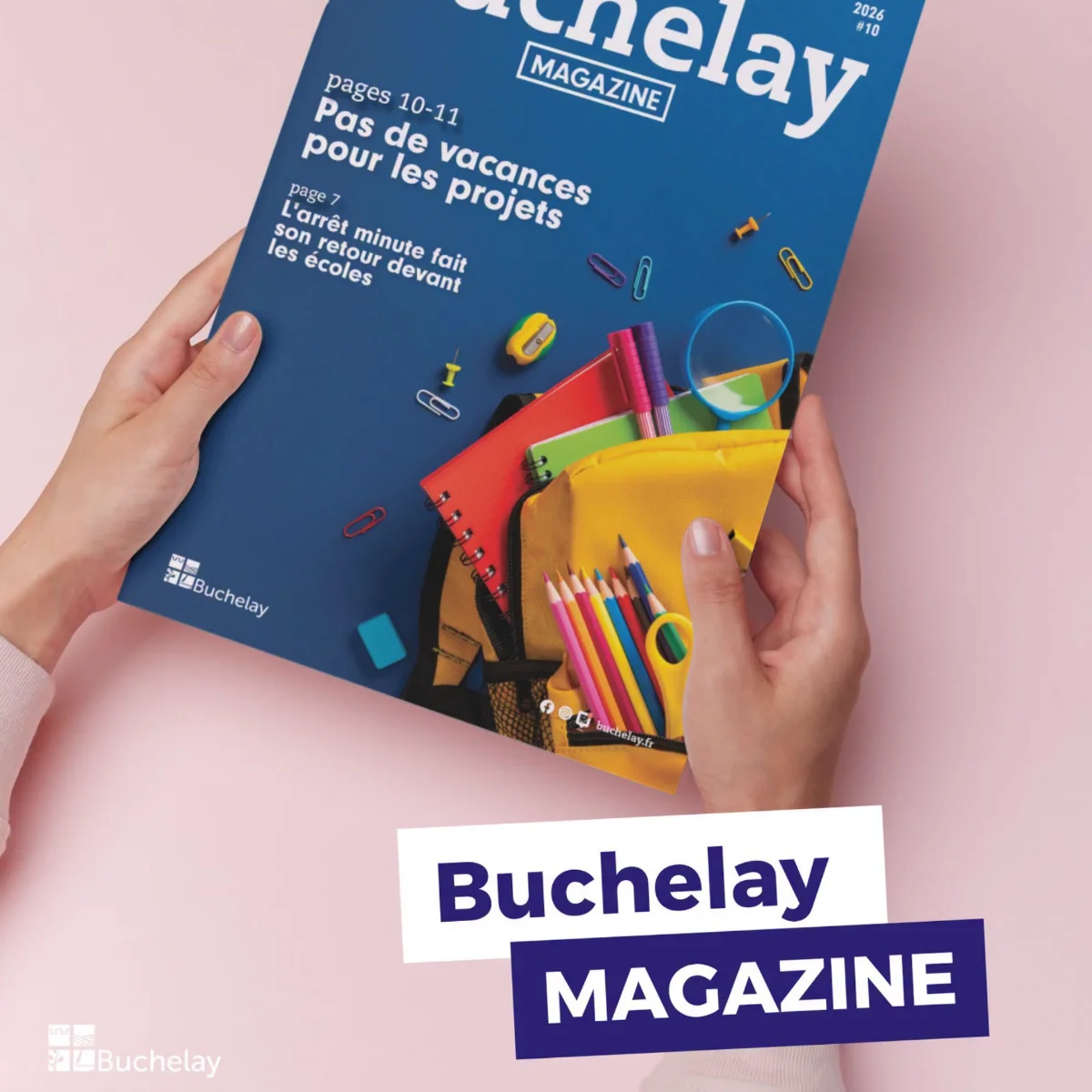 Le Buchelay magazine 10 dans les mains d'une femme sur fond rose