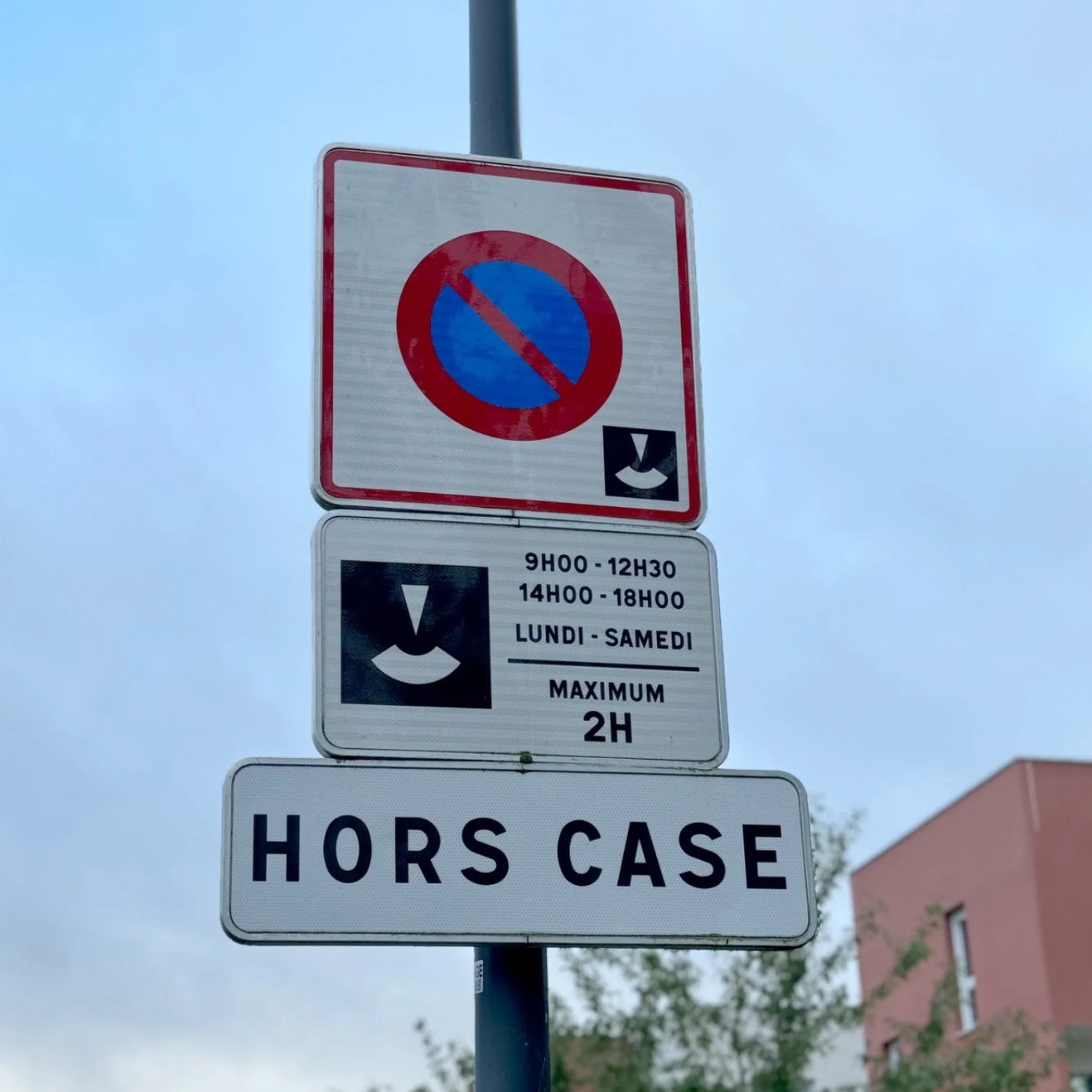 Panneau de stationnement avec r&eacute;glementation horaire