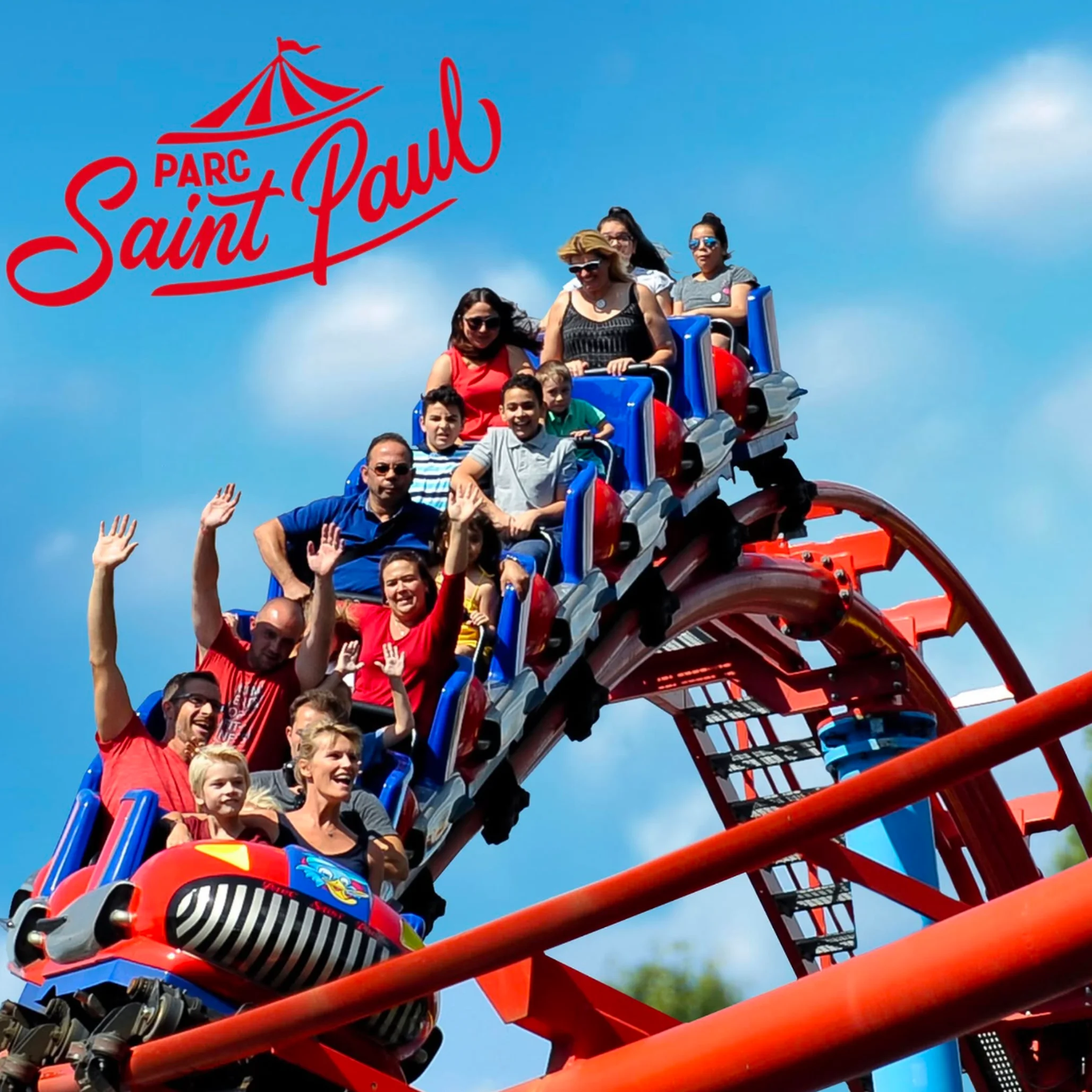 Parc d'attraction Saint-Paul montagnes russes rouges avec des familles 