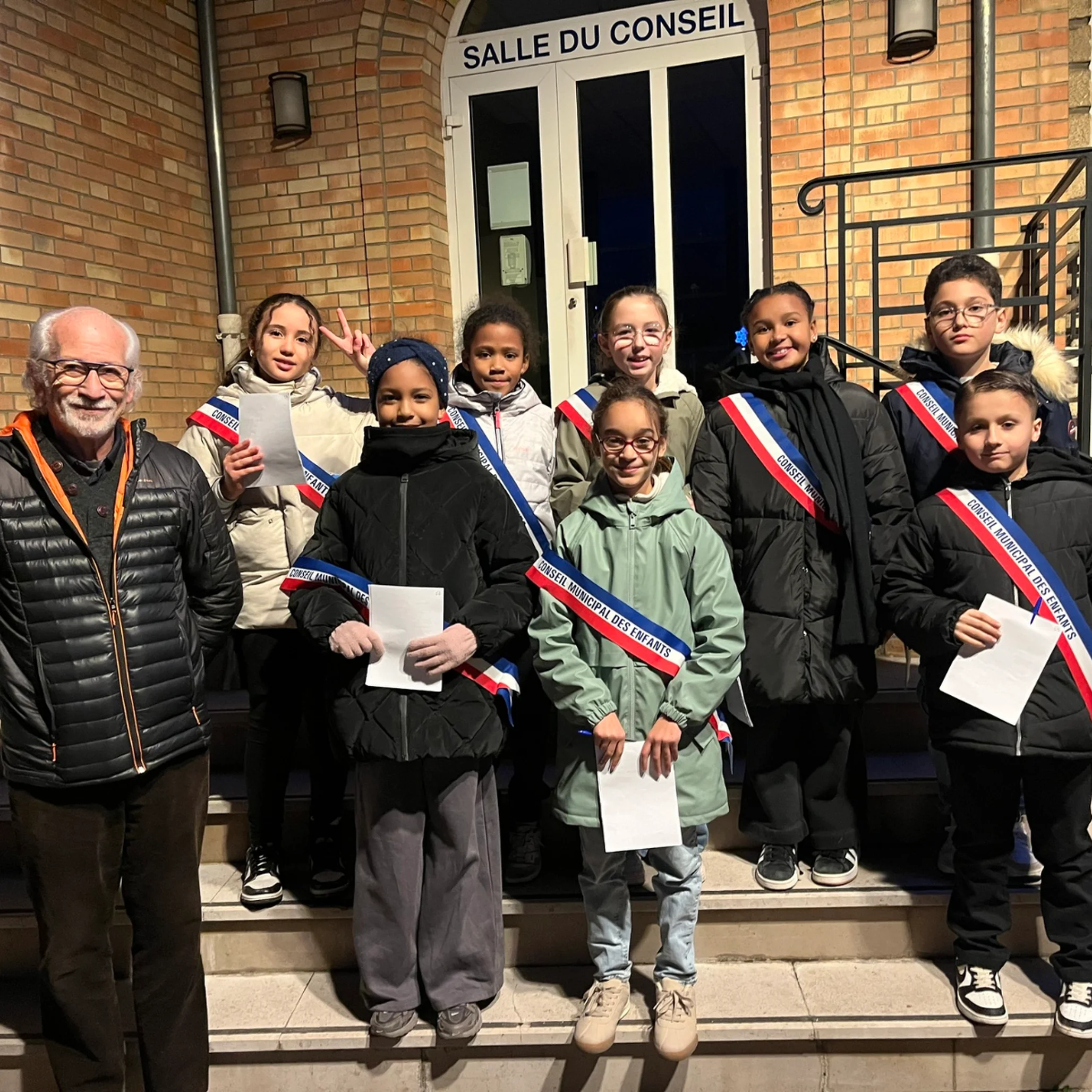 Photo de groupe du Conseil muncipal des enfants, accompagnés d'un élu du conseil municipal