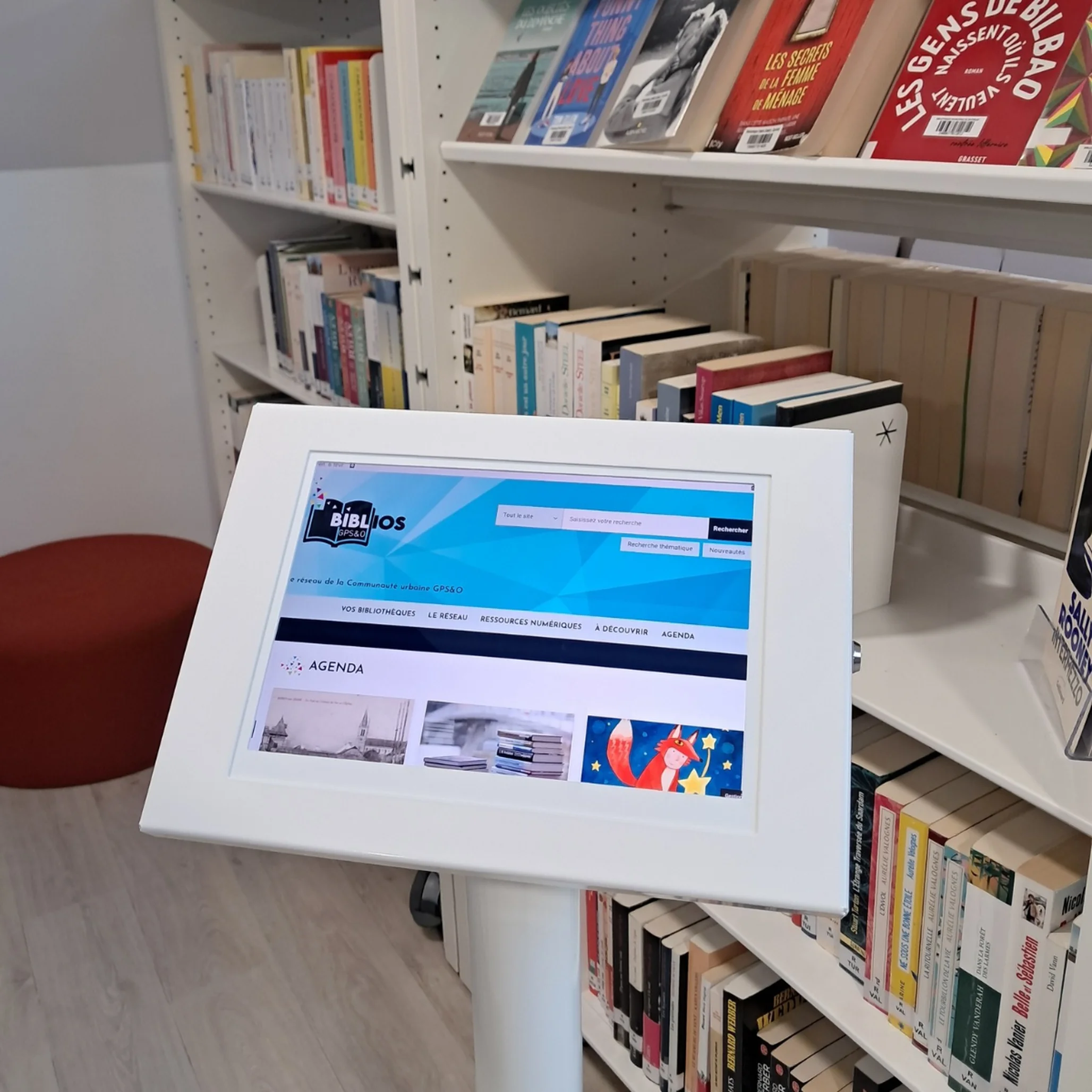 Photo de la tablette de la médiathèque accessible dans les rayons