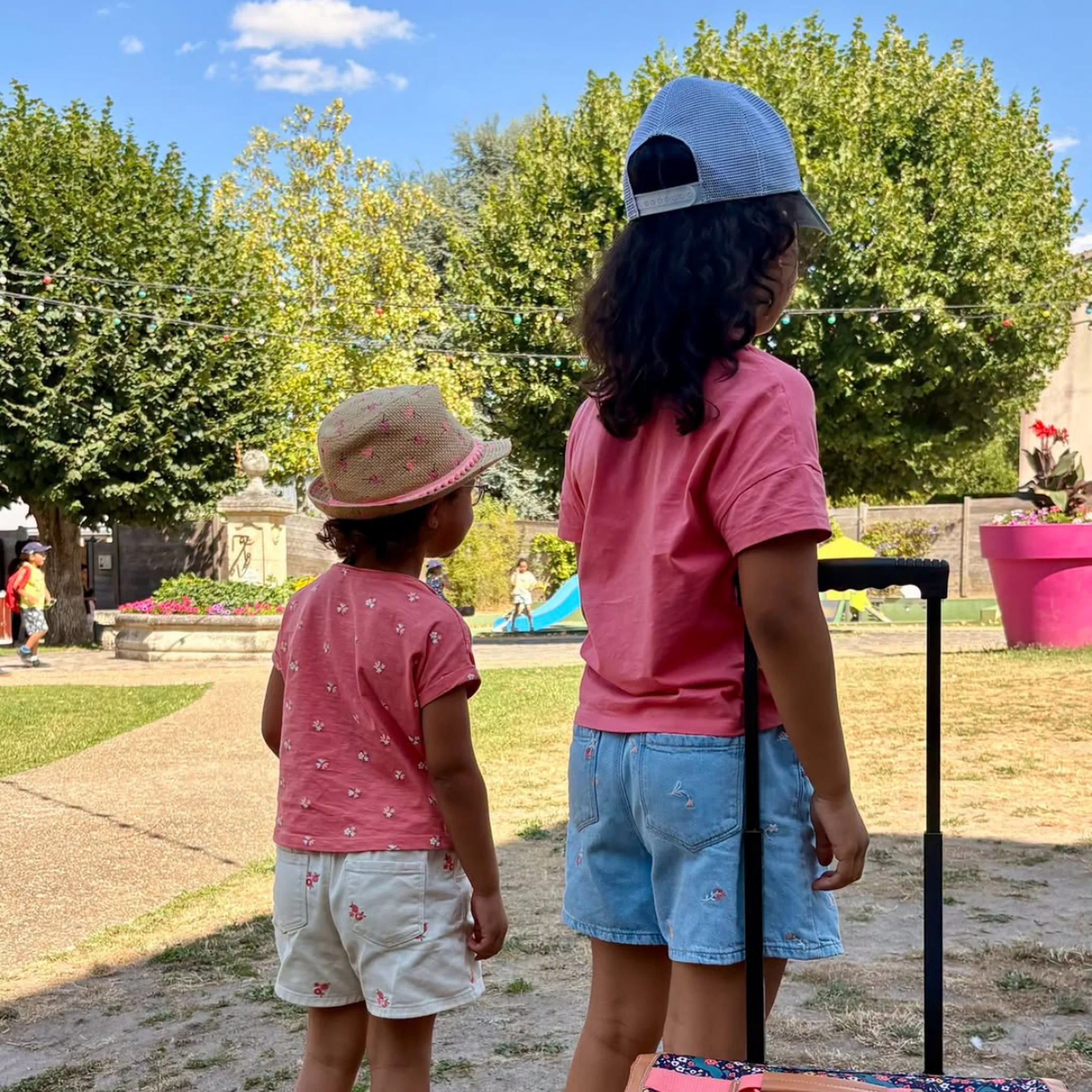 Portrait de deux enfants à la sortie de l'école