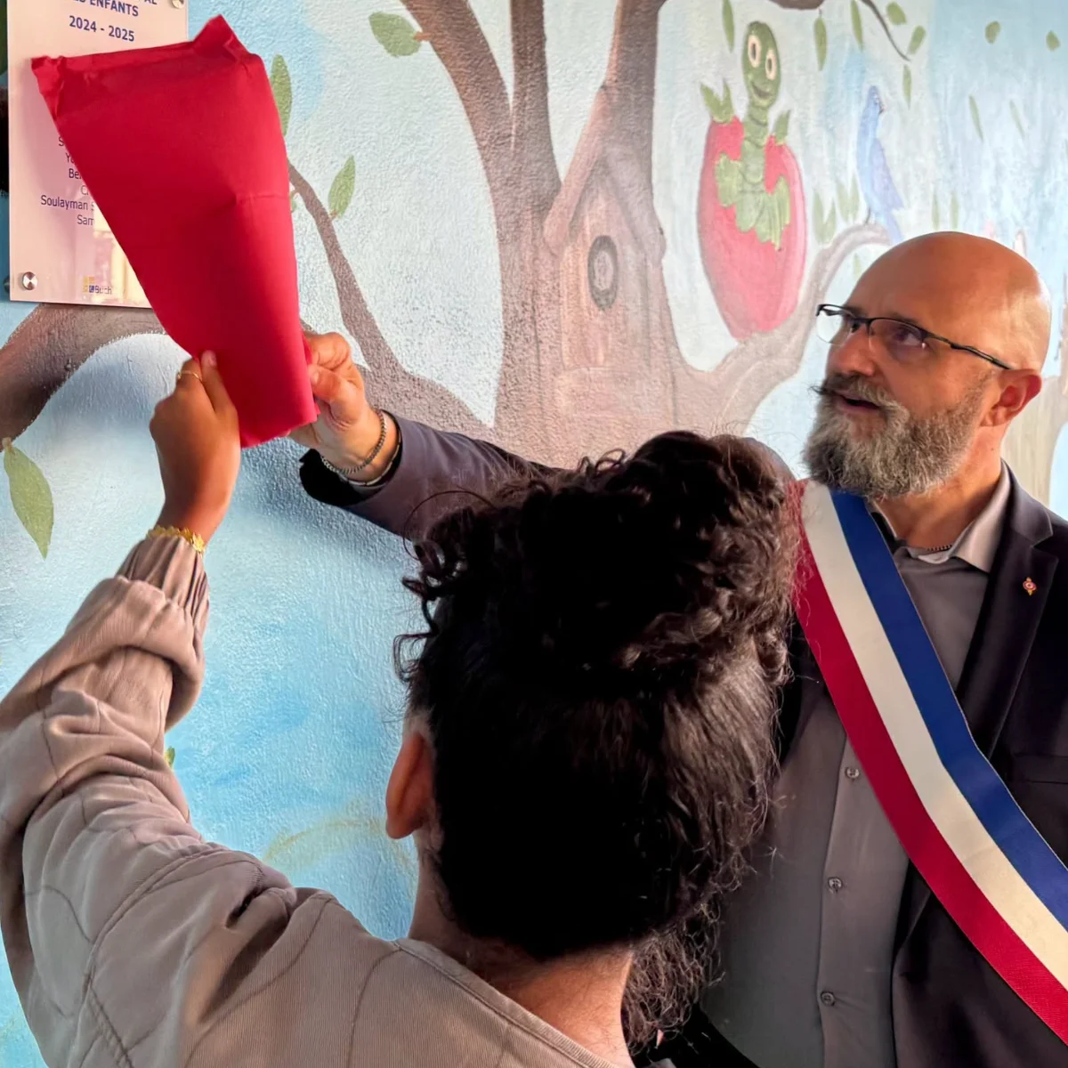 Stéphane Tremblay, maire de Buchelay inaugure la plaque avec une enfant du CME