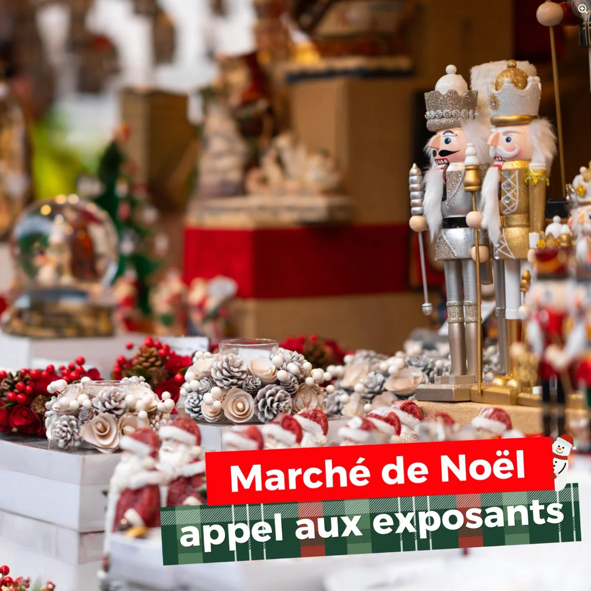 Un stand sur un marché de Noël avec des décorations