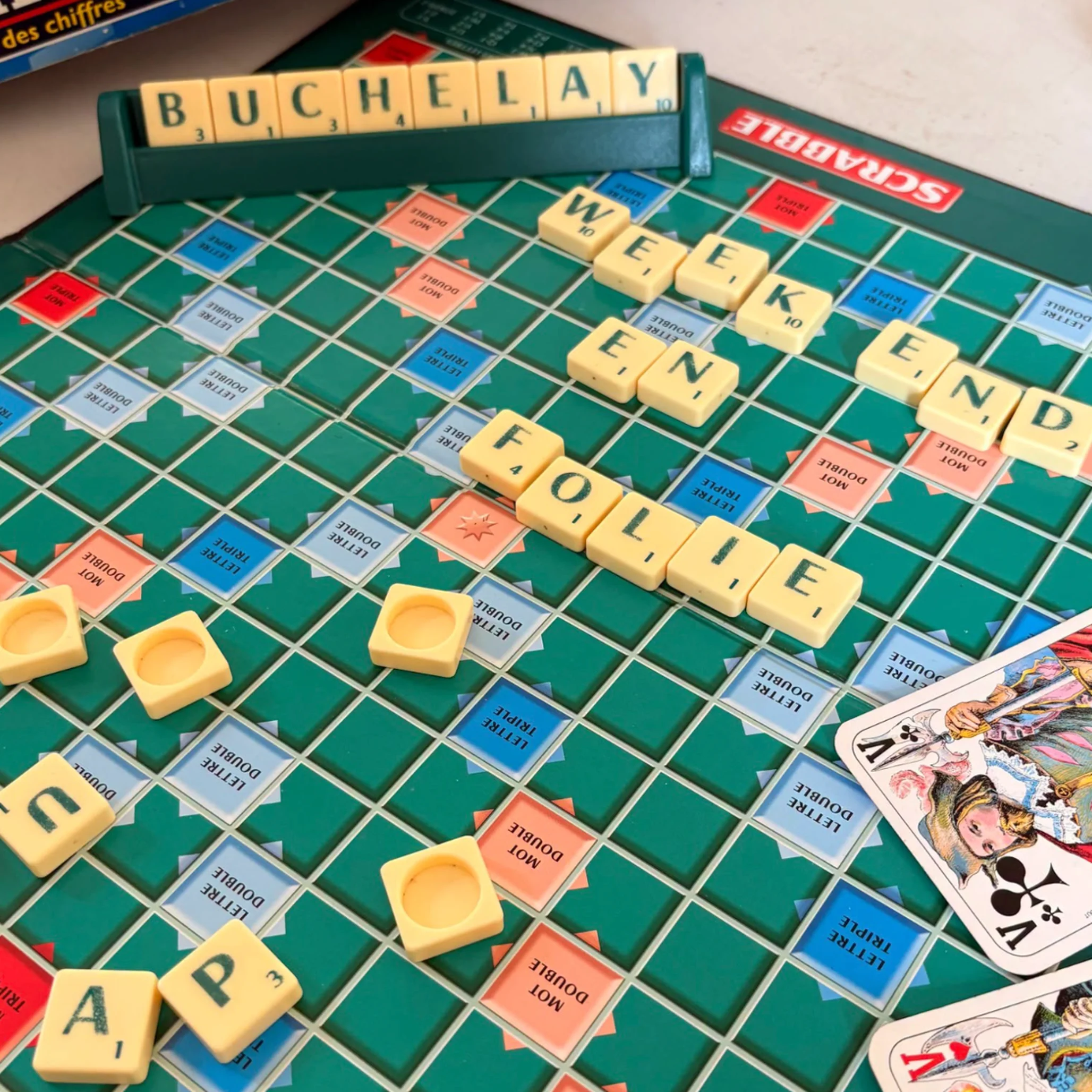 Week-end en folie jeux du scrabble avec cartes et lettres 