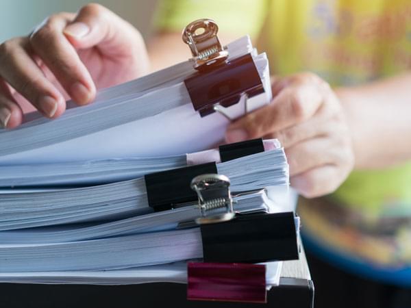 Main consultant plusieurs dossiers