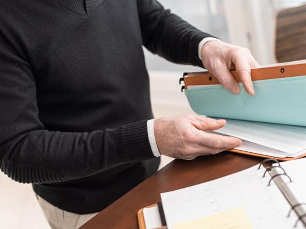 Homme feuilletant un dossier