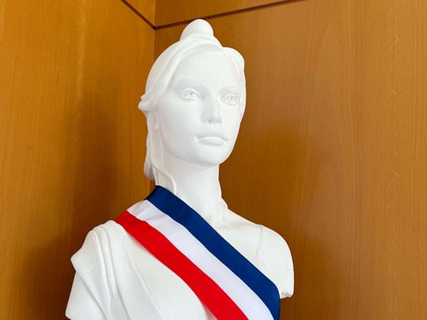 Buste de Marianne avec l’écharpe tricolore