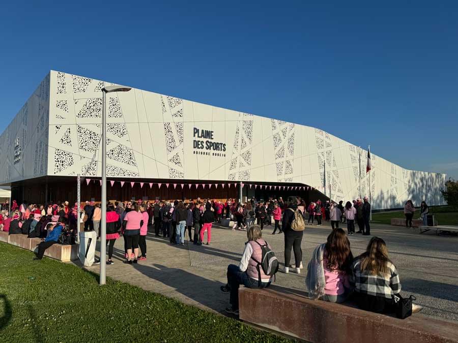 Foule devant l’entrée du Bâtiment de la Plaine des Sports