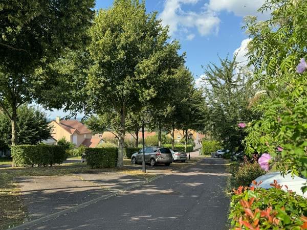 Photo d’une rue fleurie de la commune de Buchelay