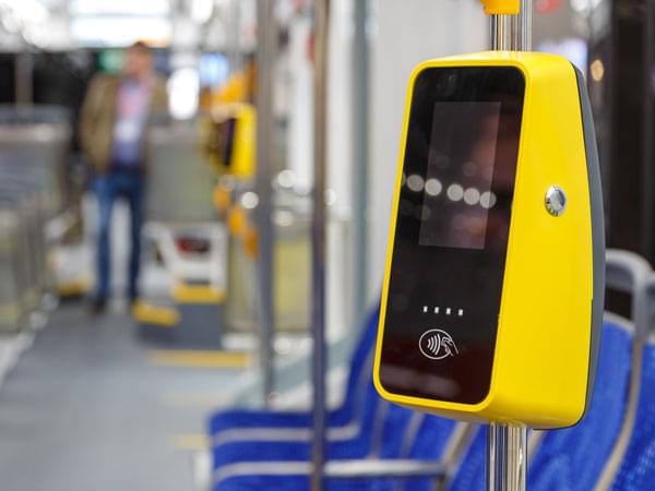 Lecteur de carte sans fil dans un transport collectif