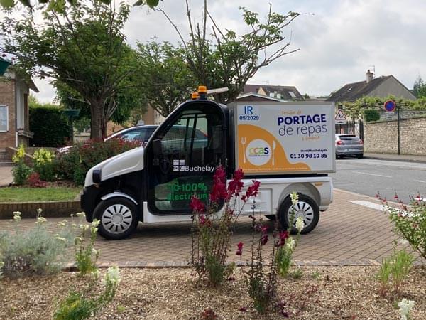 Camionnette électrique du CCAS de Buchelay amenant les repas