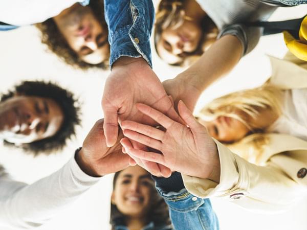 Jeunes citoyens se tenant les mains