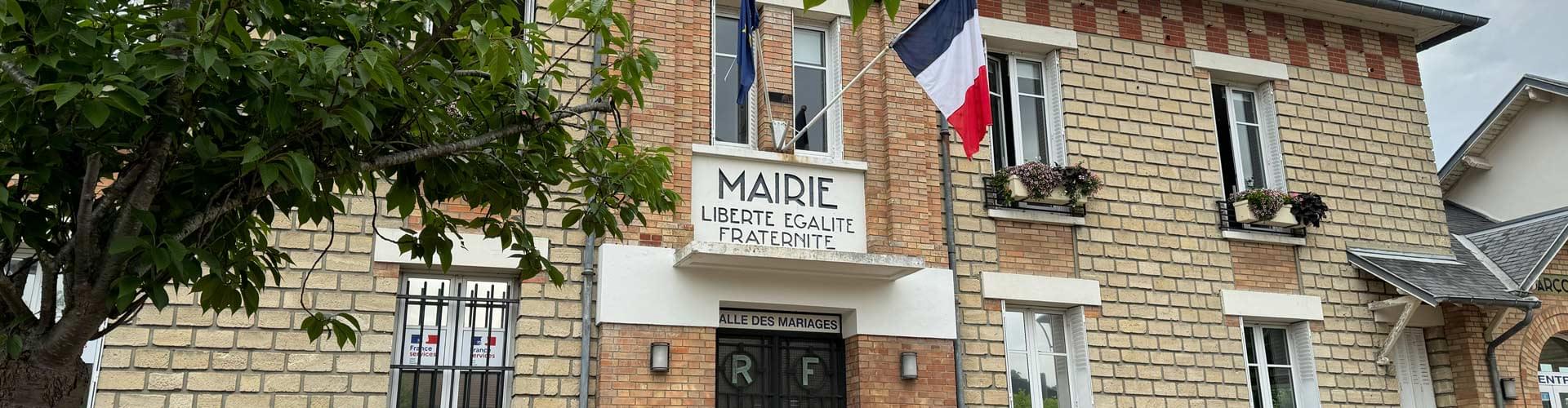 Façade de la Mairie de Buchelay avec les deux drapeaux français et européen et la devise nationale