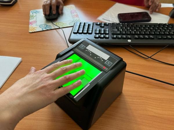 Main sur machine à enregistrer les empreintes digitales pour les carte d’identités et passeports