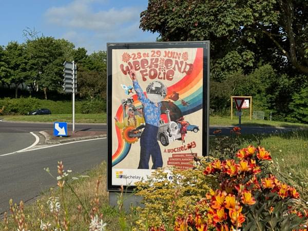 Enseigne publicitaire au bord d’une route de la commune de Buchelay