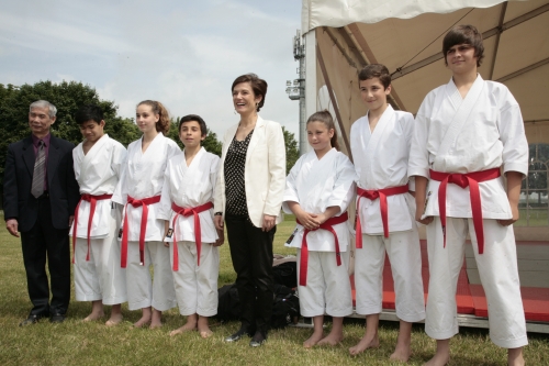 Les élèves de Maître Signavong et l’ancienne ministre des Sports, elle-même élève du professeur buchelois, pour une séance photos à l’issue des démonstrations.