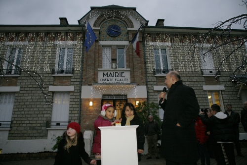 Elise et Selma ont appuyé sur le bouton et illuminé la mairie de Buchelay aux côtés du maire Paul Martinez.