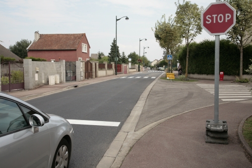 Les emplacements définitifs des arrêts de stop sont désormais signalés sur la chaussée. 