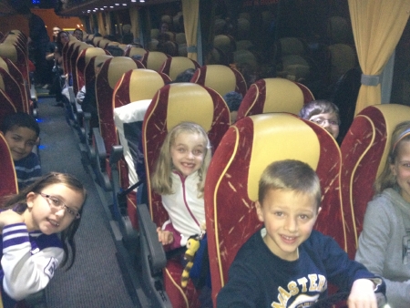 Les enfants dans le bus pendant le trajet vers Val Cenis