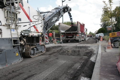 L’extraction de l’enrobé à hauteur du Centre des arts et loisirs. Un des larges plateaux surrélevés assurera ici aussi dans un mois la sécurité des piétons et ralentira la vitesse des véhicules.