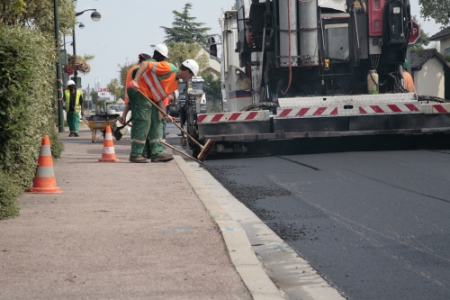 La finisheuse devait franchir l’intersection avec la rue du Stade lundi après-midi