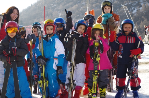 Le groupe de ski débutant avant le cours ESF, prêt à maîtriser le chasse-neige.