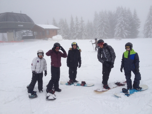 Le groupe des snowboarders intermédiaires