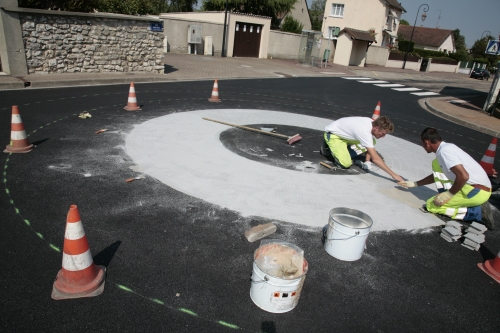 L’intersection des rues Pasteur et G-Péri habillée d’un cercle de pavés de résine de 12.5mètres de diamètre