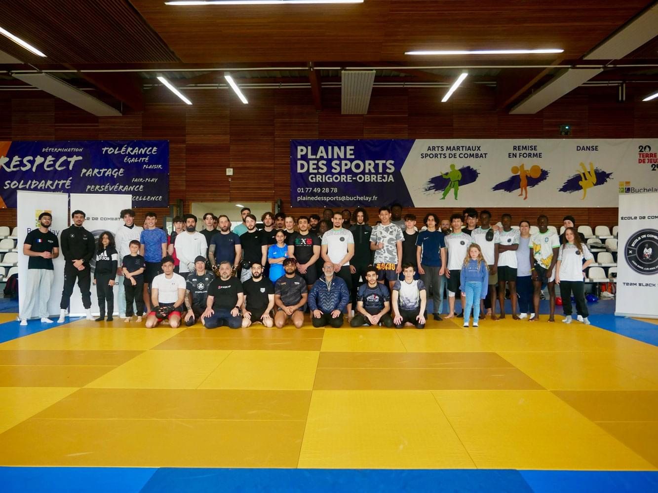 Groupe de personnes sur tatami