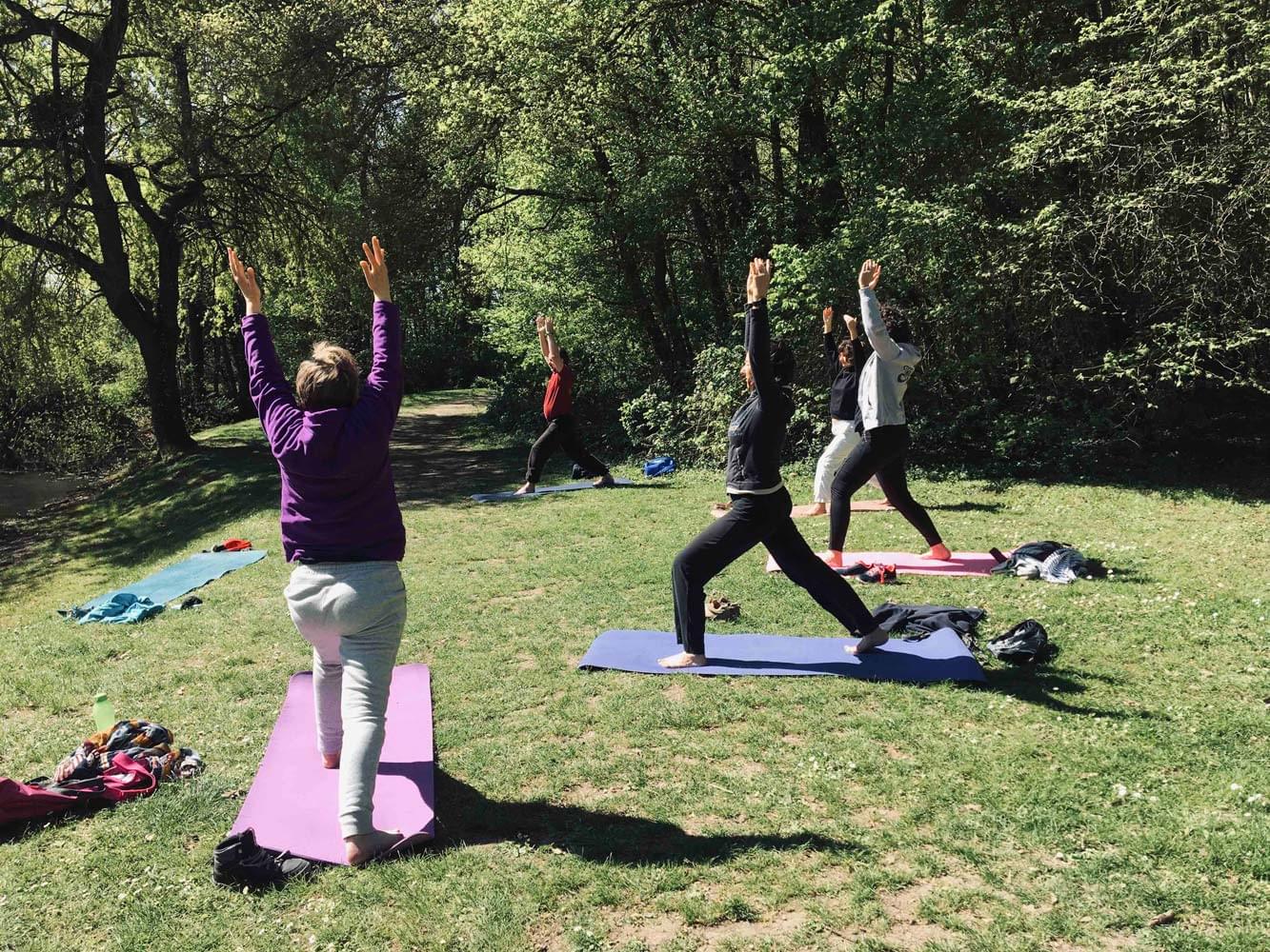 Personnes pratiquant le Yoga