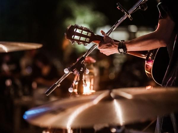 Une main joue de la guitare