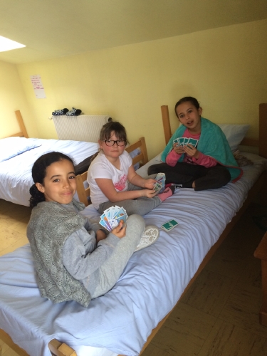 Maëlis, Dounia et Fatima improvisent une petite partie de cartes.