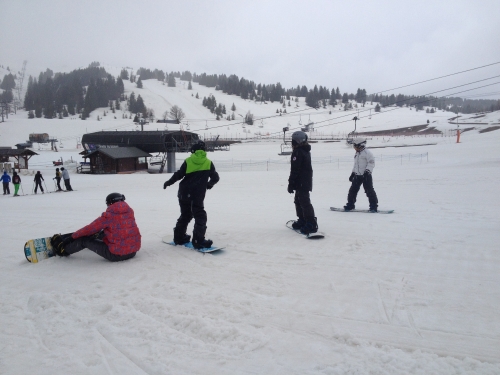 Malgré des conditions climatiques difficiles, Jérémy, Tom, Noah et Amine se motivent pour la première descente de la matinée.