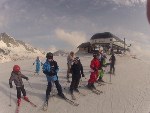 La neige est au rendez-vous finalement et le groupe d'experts skieurs attend le moniteur pour dévaler la pente