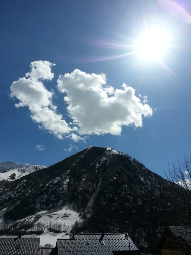 Oh, un nuage ! C'est le premier que nous voyons depuis notre arrivée.