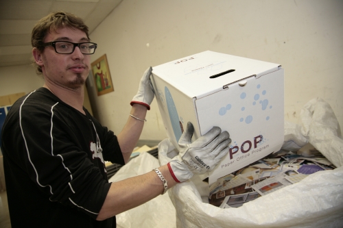 Les papiers collectés sont recyclés par les agents du centre d’aide par le travail, l’Envol, à Mantes-la-Ville