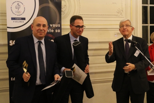 Paul Martinez a reçu le trophée Challenge de la ville la plus sportives des Yvelines des mains du président du Comité départemental olympique et sportif, vendredi 9 mars, à Versailles.