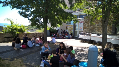 Pause déjeuner sur une aire de repos avec tout le groupe