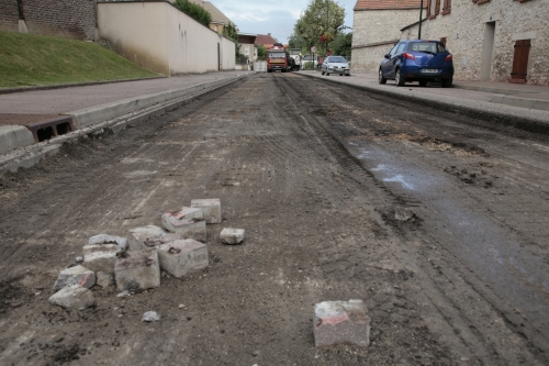 La phase d’extraction de l’enrobé a commencé rue Gabriel-Péri mardi 6 août