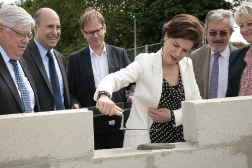 La première pierre de la Plaine des Sports posée par Paul Martinez et scellée par Chantal Jouanno, anciennne ministre des Sports