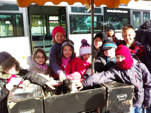 Au programme de la matinée, visite des enfants sur le marché artisanal de Val Cenis